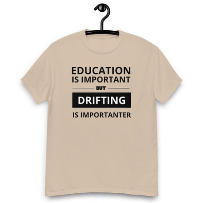 T-krekls ar īsām piedurknēm education is important, but drifting is importanter